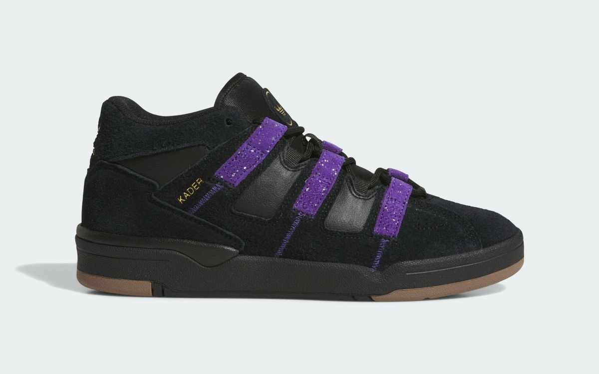 adidas Kader negro de perfil lateral sobre fondo gris claro, con gamuza negra, tres tiras de gamuza violeta moteada que hacen de pasacordones, la palabra Kader en dorado al costado y suela de goma color caramelo