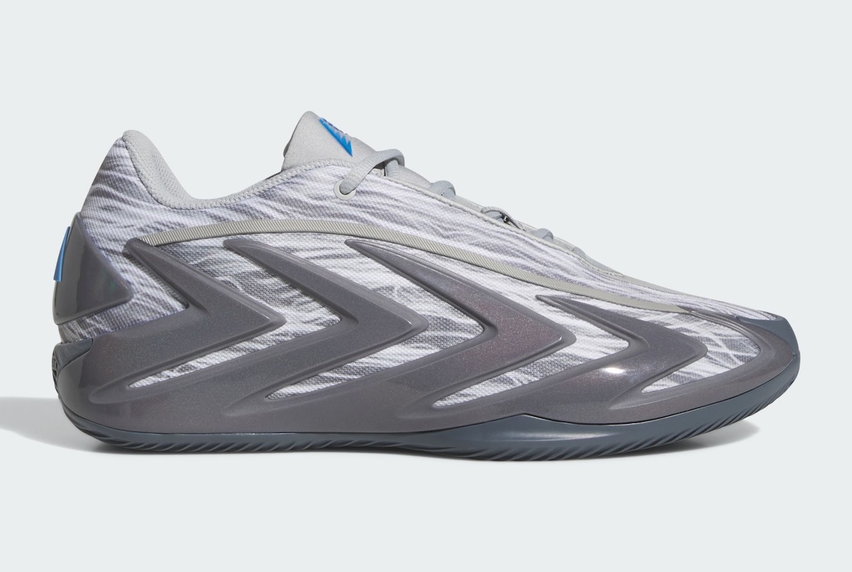adidas Anthony Edwards 3 Snow Camo de perfil, con upper gris y blanco de rayas tipo camuflaje, piezas laterales gris oscuro en forma de flecha y logo AE azul
