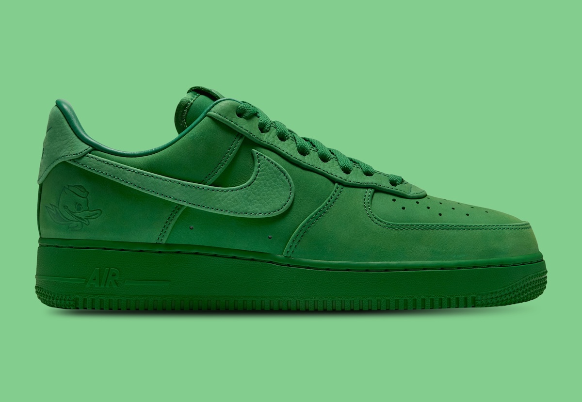 Nike Air Force 1 Low Luxe de la Universidad de Oregon de perfil lateral sobre fondo verde claro, entero en verde manzana, con el Swoosh de textura granulada y el pato de Oregon grabado en el talón