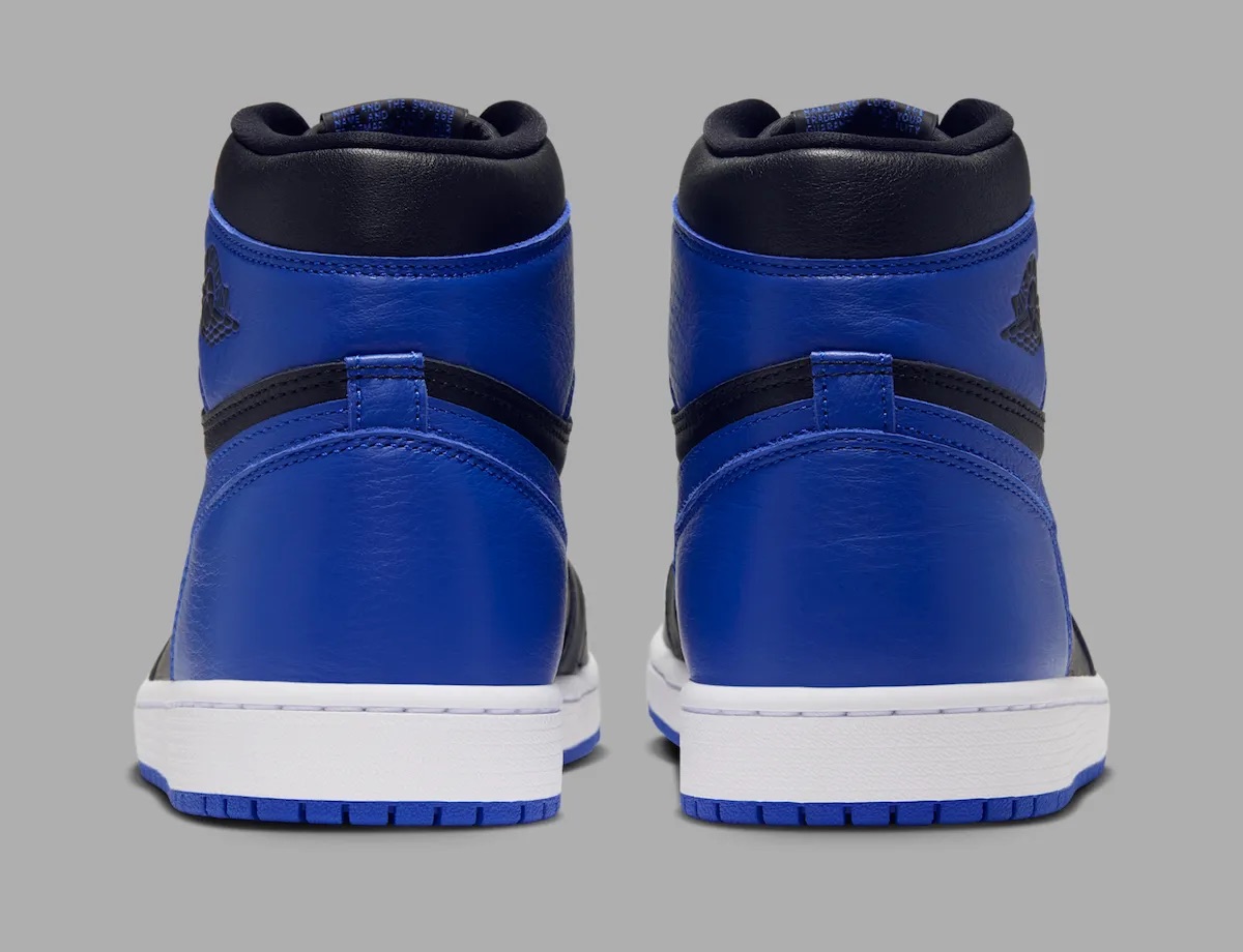 Talón del Air Jordan 1 High OG Royal 2026 en cuero azul real con el cuello negro y la suela azul