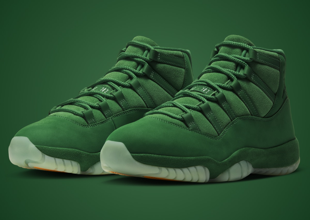 Par de Air Jordan 11 Green Screen en vista tres cuartos sobre fondo verde, con upper de nubuck y gamuza verde, cordones verdes y suela translúcida verdosa