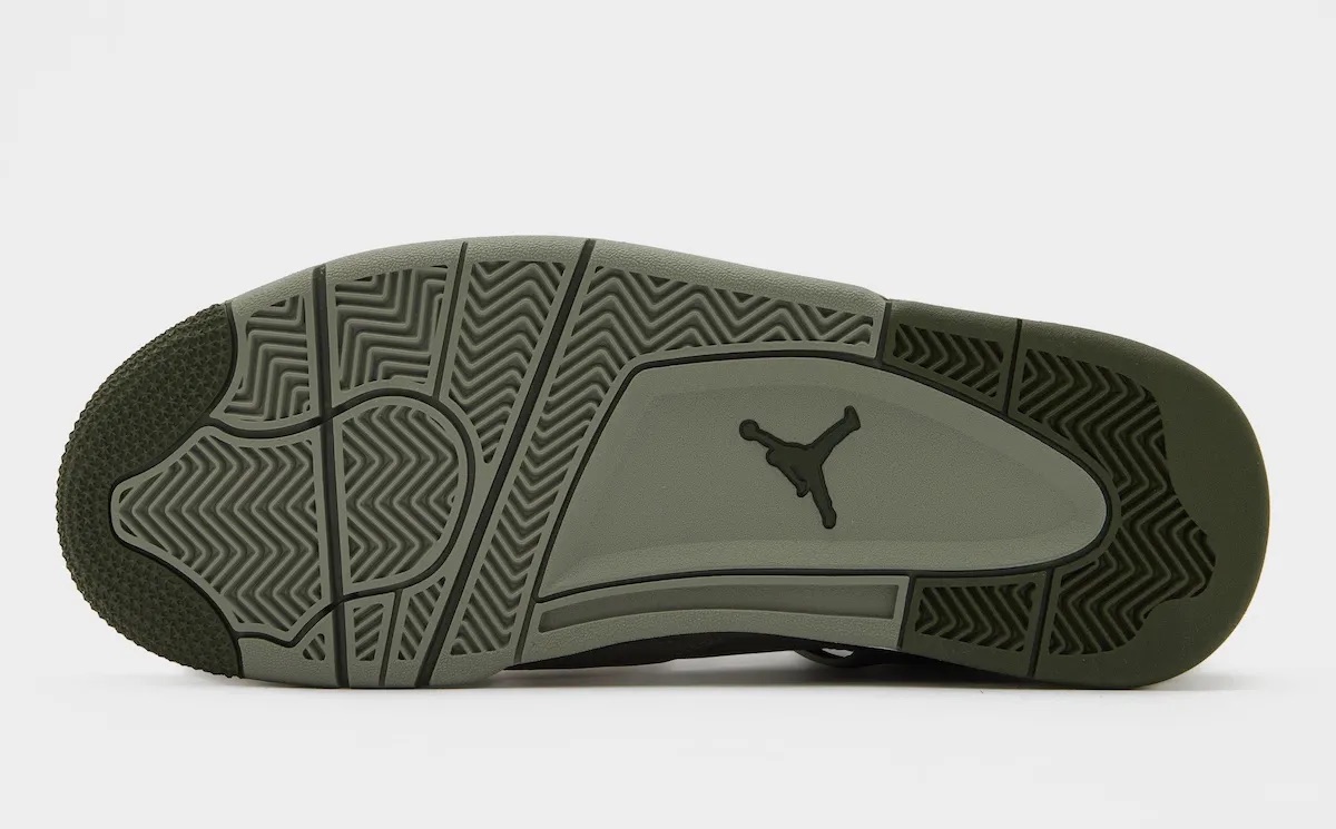 Suela del Air Jordan 4 Light Army vista desde abajo, en verde oliva con la puntera y el talón en un verde más oscuro, el patrón de espigas y el Jumpman en relieve en la zona central
