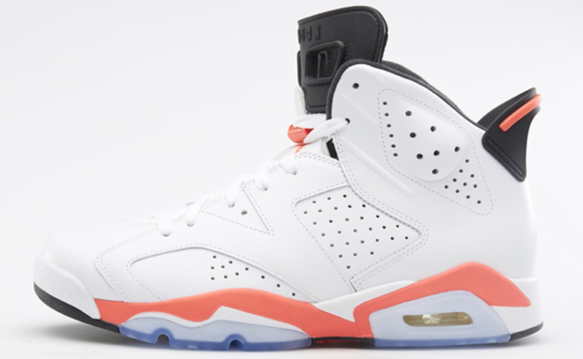 Foto de archivo: Air Jordan 6 White Infrared de la edición 2014, de perfil sobre fondo blanco, con cuero blanco perforado, lengüeta negra, acentos infrarrojos en mediasuela y talón y suela translúcida celeste
