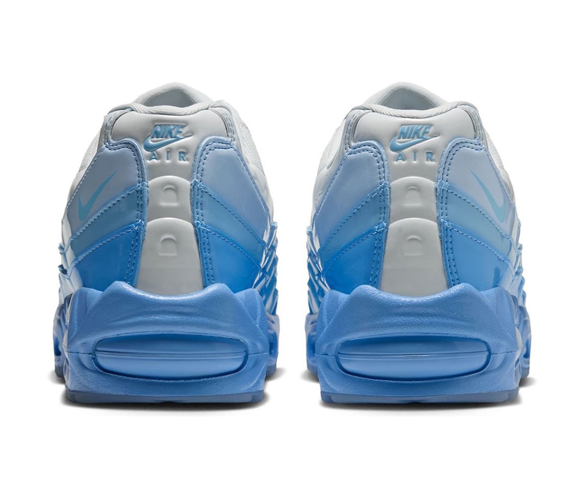 Talones del Nike Air Max 95 Blue Tint sobre fondo blanco, con el logo Nike Air en celeste, las capas de charol en degradé y la unidad de aire celeste del talón