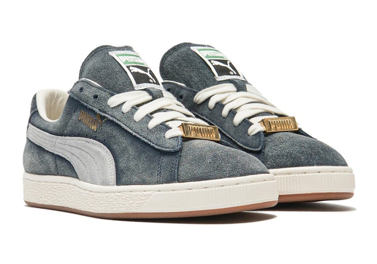 Par de A$AP Rocky x PUMA Suede '94 Faded Blue sobre fondo blanco, con gamuza azul desteñida, Formstrip gris, cordones blancos, chapita dorada en los cordones y mediasuela blanca