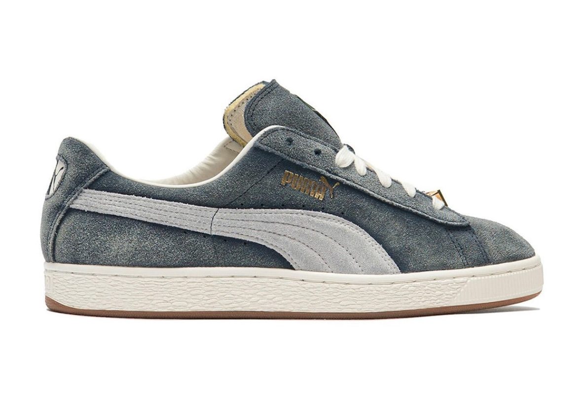 A$AP Rocky x PUMA Suede '94 Faded Blue de perfil, con la punta hacia la derecha, sobre fondo blanco, con la gamuza azul desteñida, el Formstrip gris, el forro crema y la mediasuela blanca