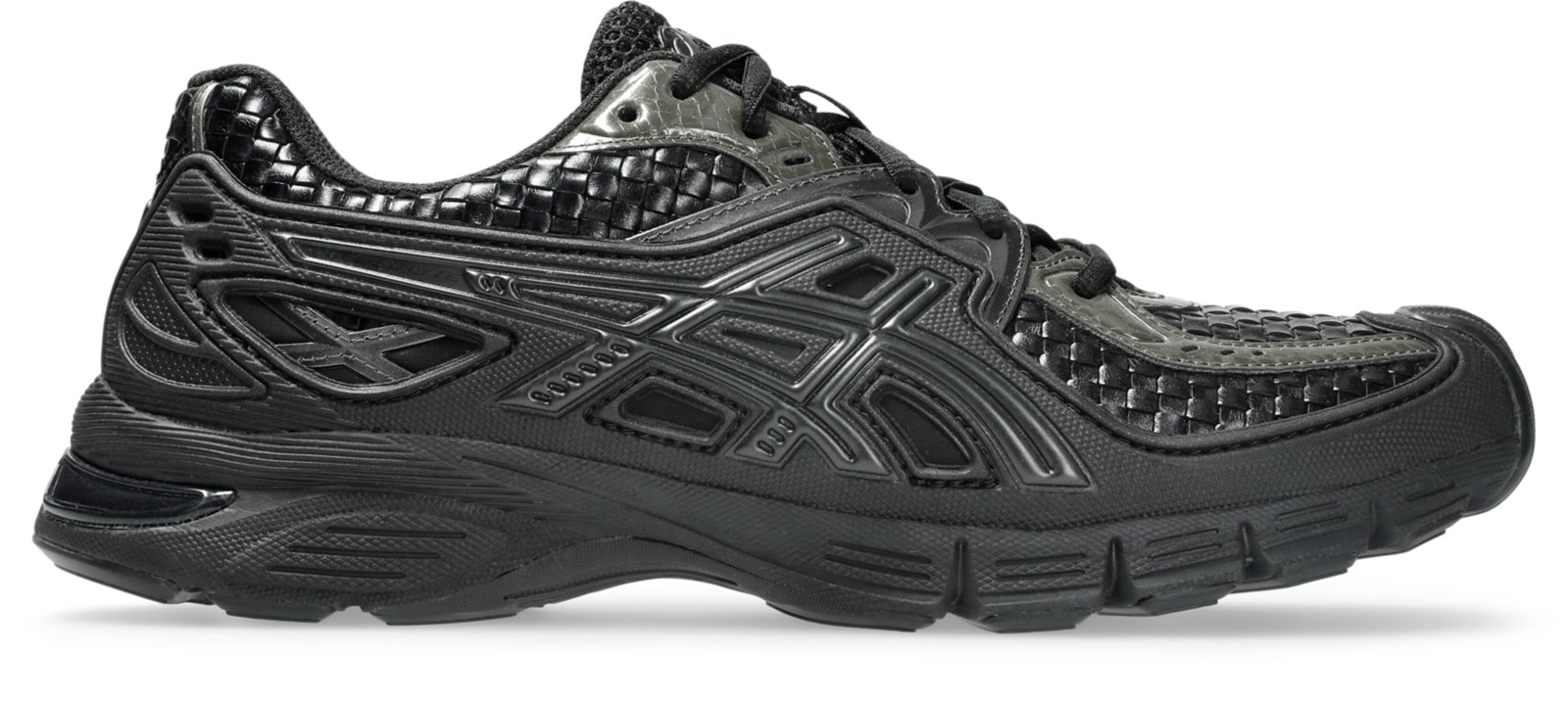 Vista lateral de la Above the Clouds x ASICS GEL-SD LYTE Black/Gunmetal con upper tejido y rayas ASICS moldeadas en negro