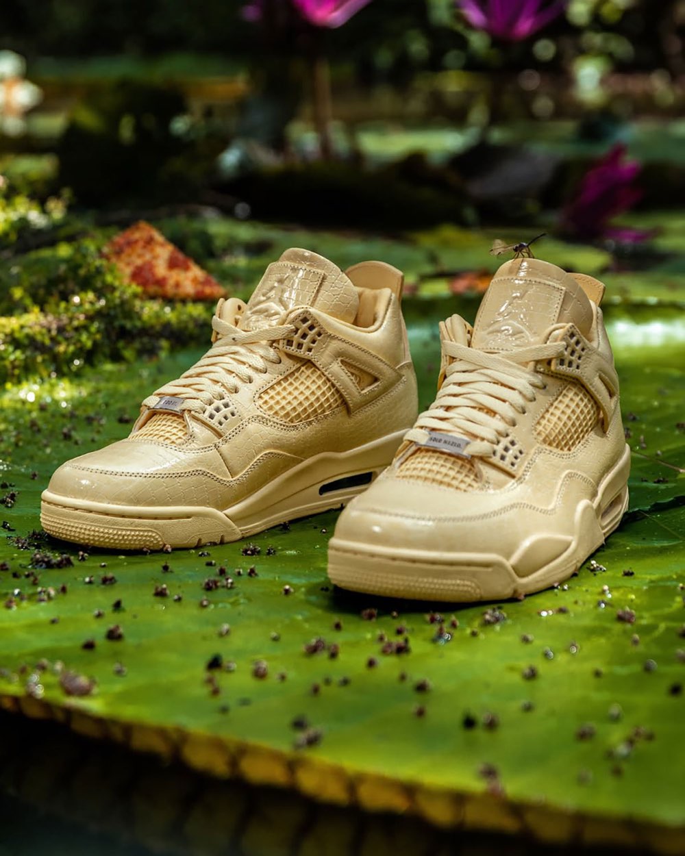 J Balvin x Air Jordan 4 Amazonas sobre una hoja de victoria regia, con el dubrae 
