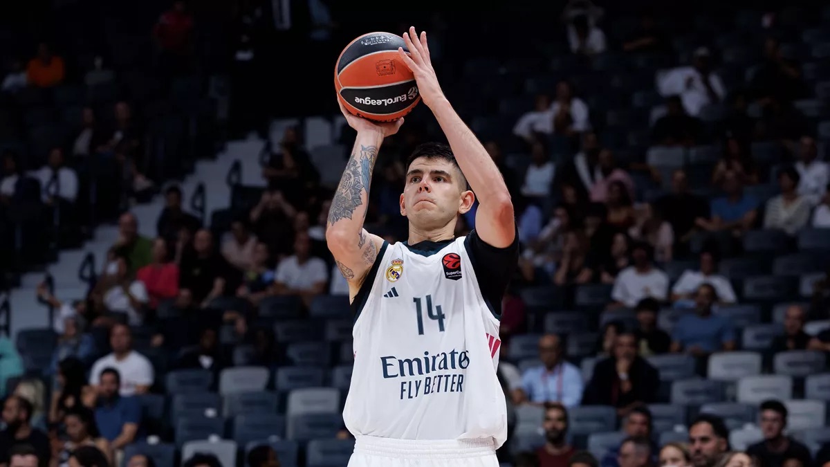 Gabriel Deck, con la camiseta 14 del Real Madrid, lanza al aro en la Supercopa de la Euroliga