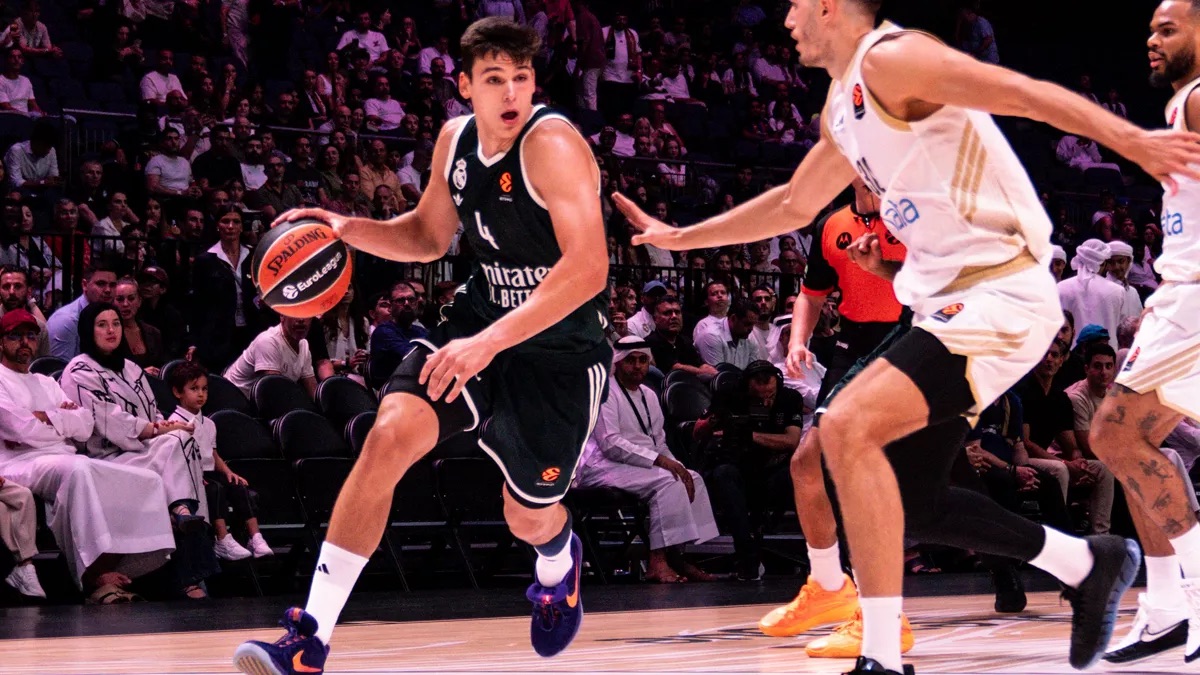 Jaime Pradilla, del Real Madrid, avanza con la pelota en el partido ante Dubai Basketball en el Coca-Cola Arena