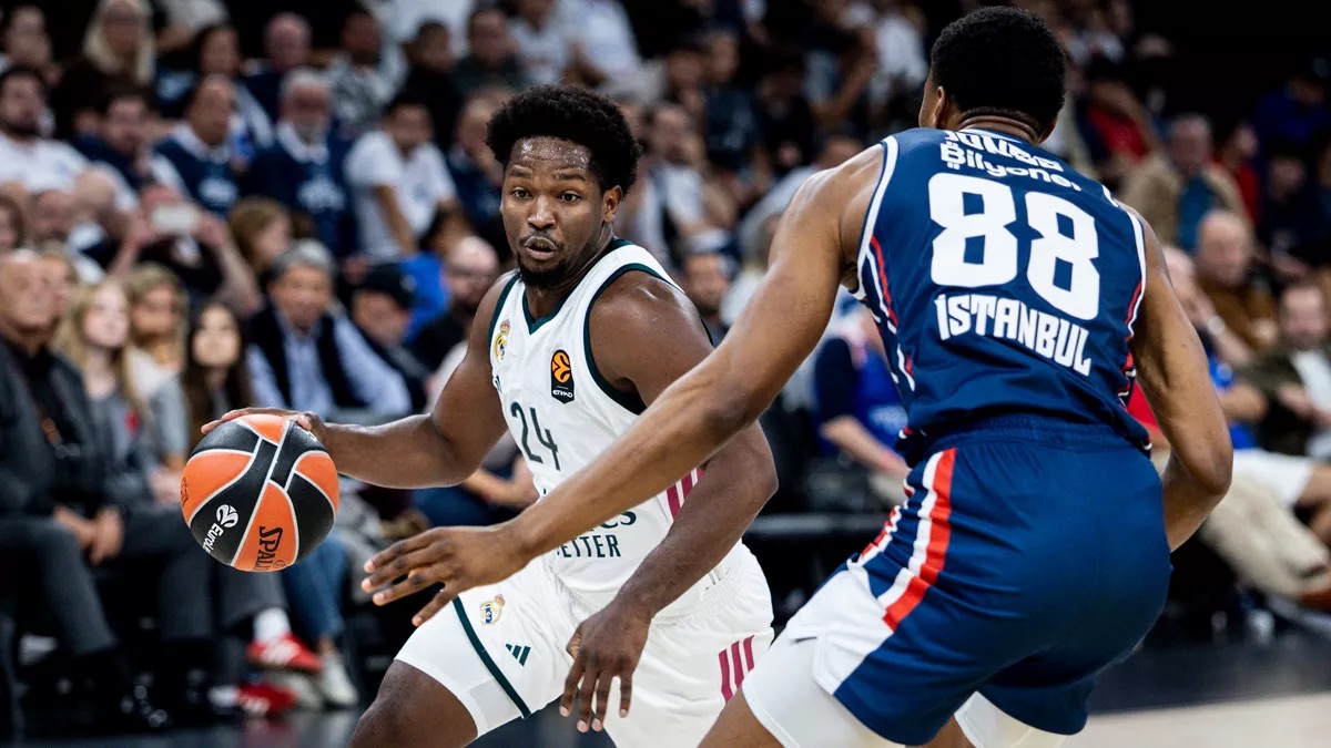 Andrés Feliz, del Real Madrid, ataca con la pelota ante la marca de un jugador de Anadolu Efes en Estambul