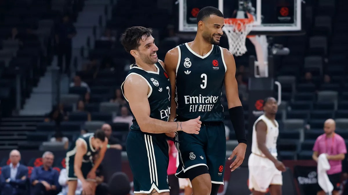 Facundo Campazzo, con la camiseta 7 del Real Madrid, sonríe y abraza a su compañero Timothé Luwawu-Cabarrot durante la Supercopa de la Euroliga