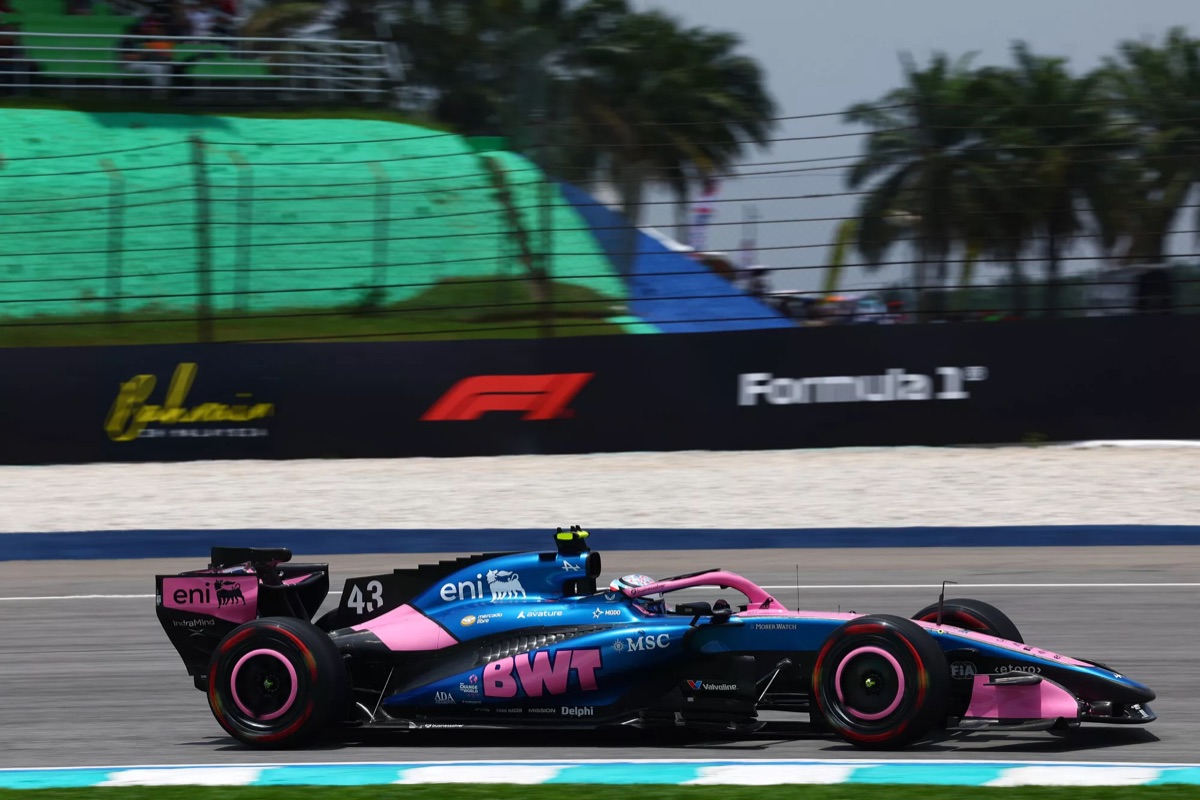 El Alpine número 43 de Franco Colapinto, de perfil, en una práctica libre en Sepang con un cartel de Fórmula 1 de fondo
