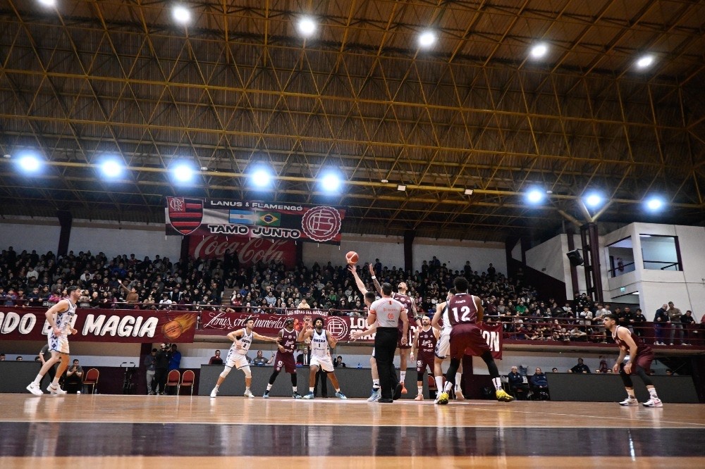 Vista general del Antonio Rotili con las tribunas llenas durante el salto inicial entre Lanús, con camiseta granate, y Oberá, con camiseta blanca