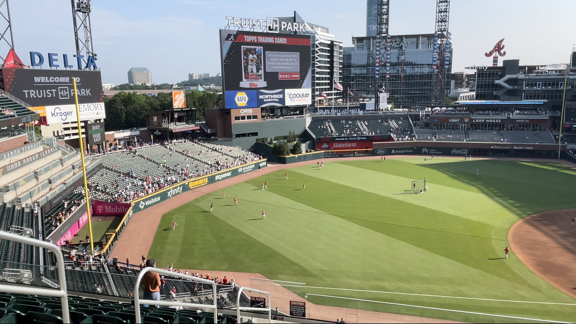 Foto de archivo: Truist Park, el estadio de los Atlanta Braves, visto desde la tribuna alta antes de un partido, con el diamante, la pantalla gigante y edificios de Atlanta de fondo