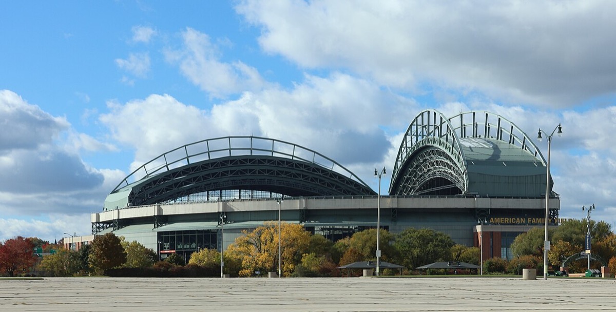 Foto de archivo: el American Family Field de Milwaukee visto desde afuera, con el techo retráctil en forma de abanico, árboles de otoño y el cielo con nubes