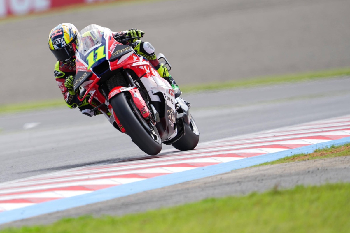 Diogo Moreira inclina la Honda roja y blanca del equipo Pro Honda LCR en una curva de Motegi