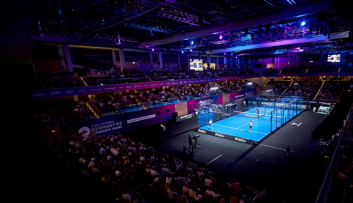El court central del Castello Düsseldorf, con la cancha azul iluminada y las tribunas llenas durante el Germany Premier Padel P2 2025