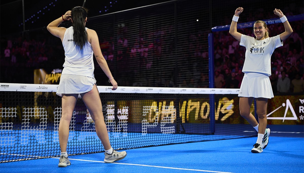 Andrea Ustero y Ari Sánchez festejan en la cancha central del Rotterdam Ahoy tras ganar la final del Rotterdam Premier Padel P2 2026