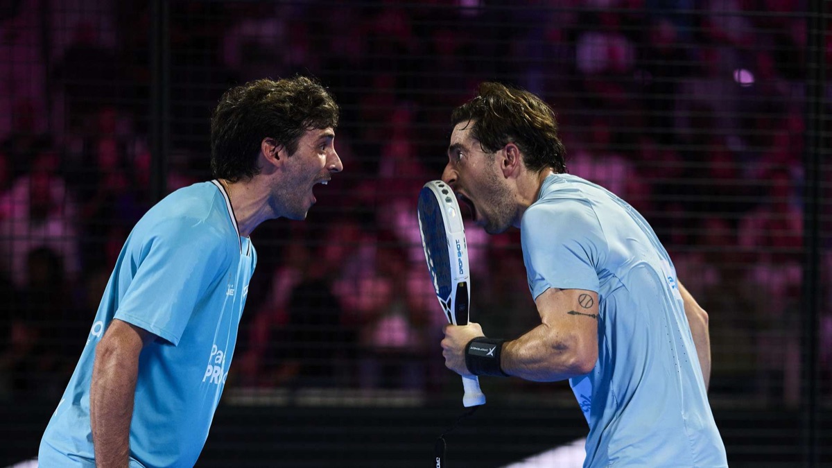 Franco Stupaczuk y Jon Sanz se gritan un festejo durante el Rotterdam Premier Padel P2 2026