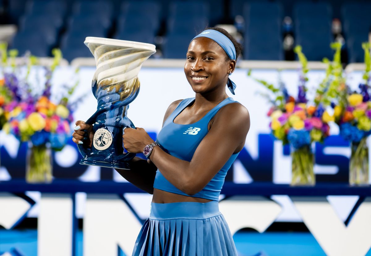 Coco Gauff, con vincha y conjunto celeste, sonríe con el trofeo de campeona del WTA 1000 de Cincinnati 2026 (foto de archivo)