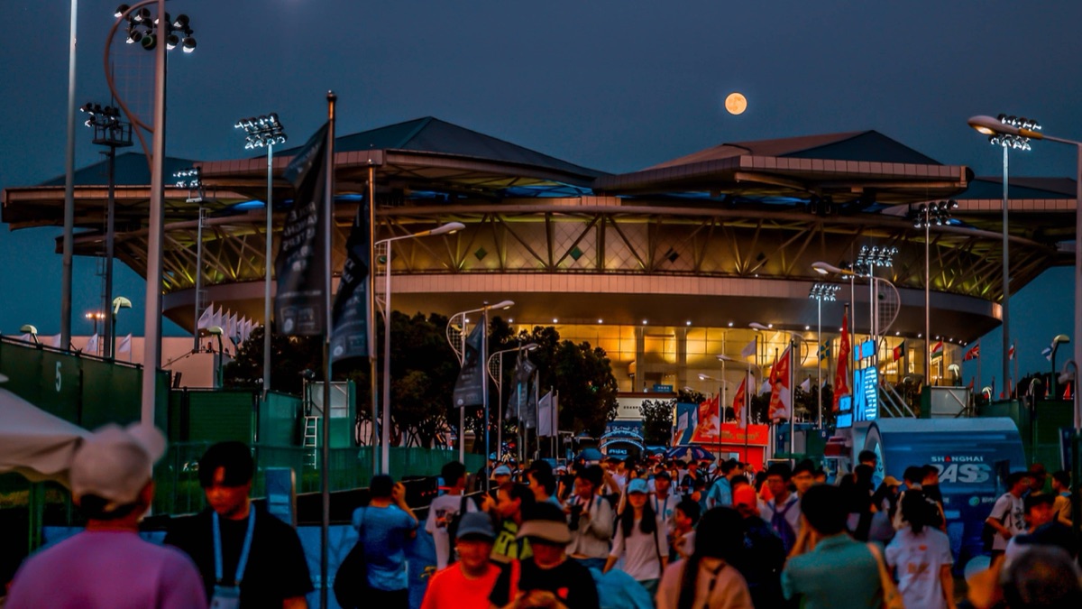 El estadio central del Qizhong Tennis Center iluminado de noche durante el Rolex Shanghai Masters