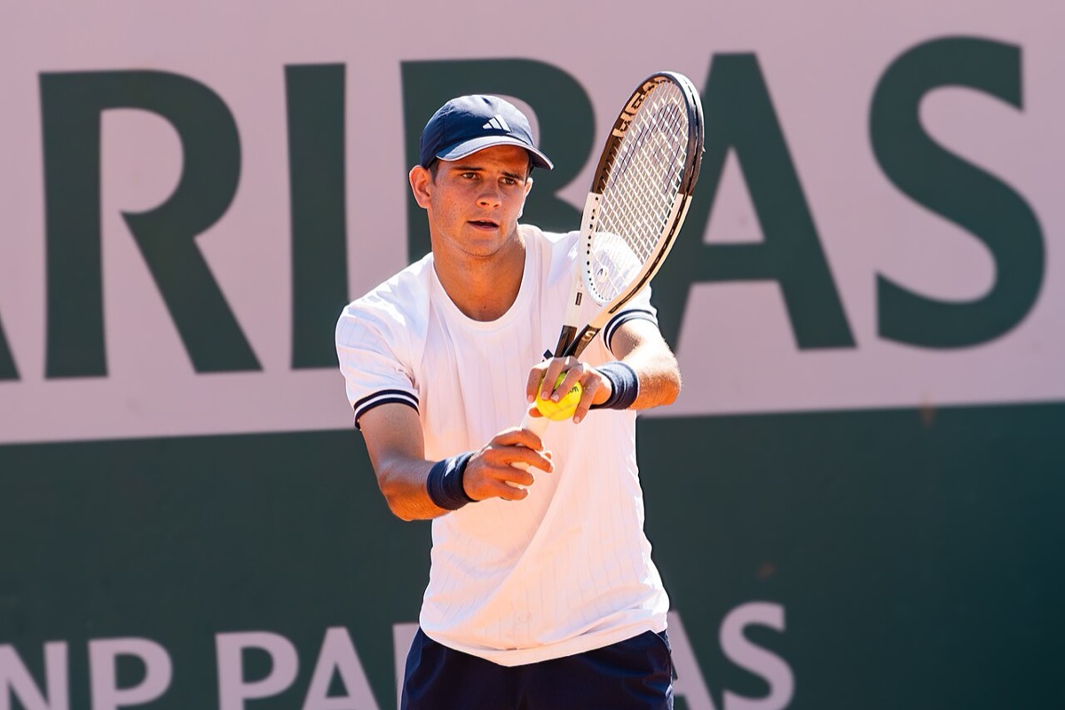 Foto de archivo: Rafael Jodar, con gorra azul y remera blanca, se prepara para sacar con la pelota y la raqueta en las manos durante Roland Garros 2026