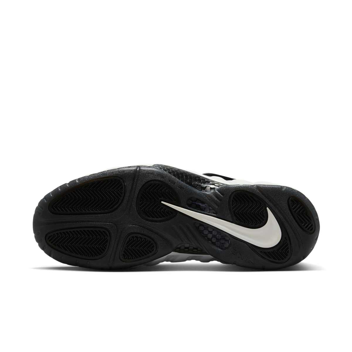 Suela de la Nike Air Foamposite Pro Premium Summit White en goma negra con tracción en espiga, un Swoosh blanco grande y la placa de fibra de carbono a la vista
