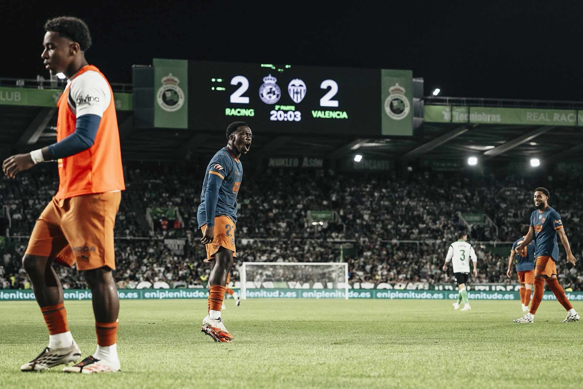 El tablero de El Sardinero marca Racing 2, Valencia 2 en el segundo tiempo, mientras un jugador del Valencia festeja en el campo (foto: prensa Valencia CF)