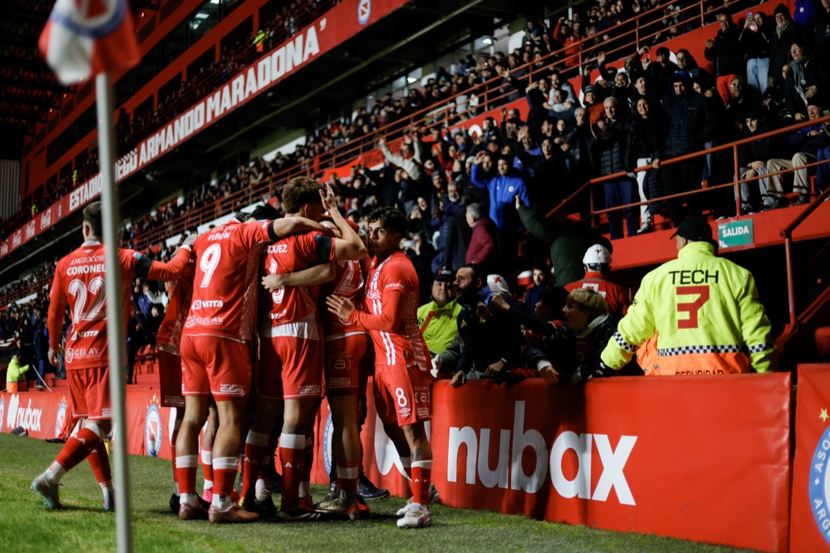 Los jugadores de Argentinos Juniors festejan un gol junto a la tribuna del estadio Diego Armando Maradona durante el Torneo Clausura 2026 (foto de archivo: prensa oficial de Argentinos Juniors)