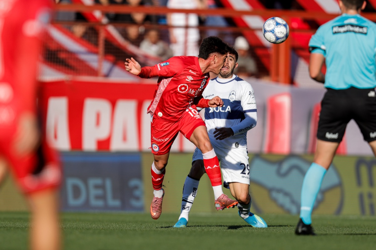 Un jugador de Argentinos Juniors cabecea la pelota ante la marca de un futbolista de Gimnasia en el estadio Diego Armando Maradona, en septiembre de 2026 (foto de archivo: prensa oficial de Argentinos Juniors)