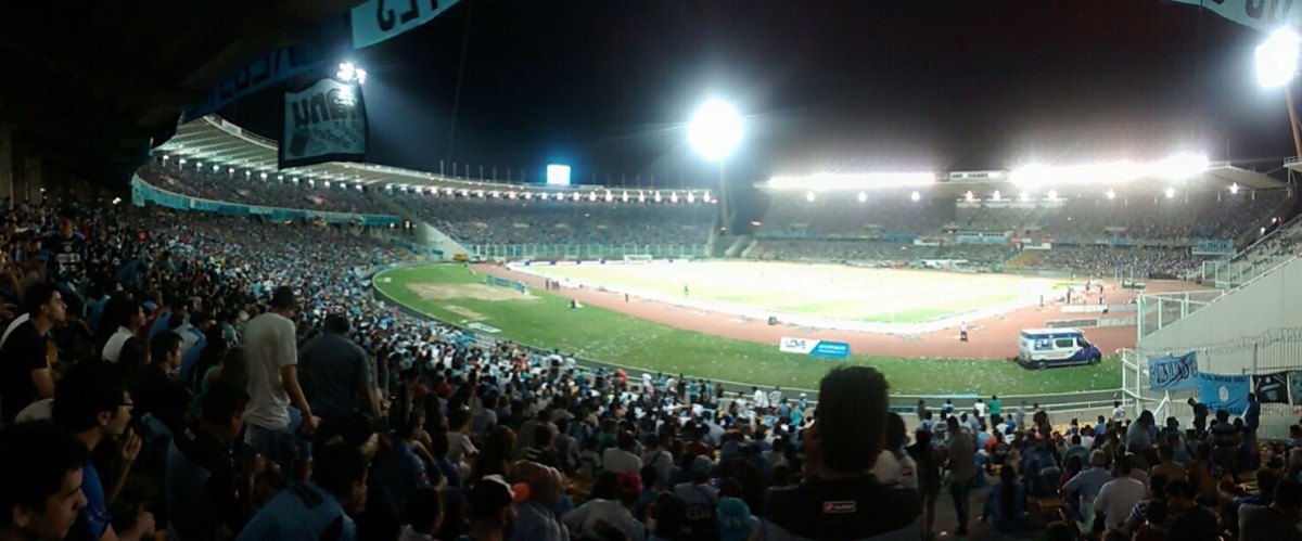 El estadio Mario Alberto Kempes de noche, con las tribunas llenas y las luces encendidas, durante el entretiempo de un Belgrano-River; foto de archivo de febrero de 2016 (foto: Alepizarro32, Wikimedia Commons, licencia CC BY-SA 4.0)
