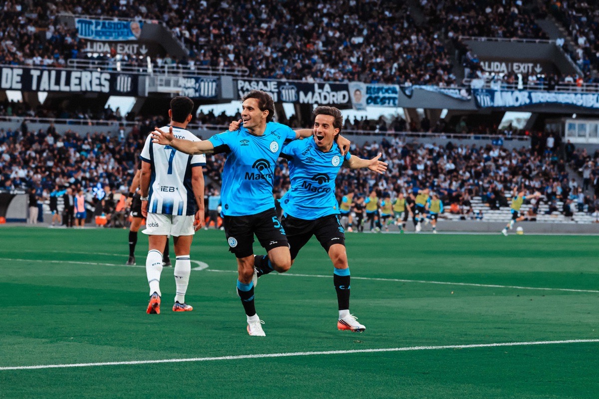 Dos jugadores de Belgrano festejan abrazados en el Kempes durante el triunfo 1-0 ante Talleres por el Torneo Clausura 2026 (foto: prensa Club Atlético Belgrano)