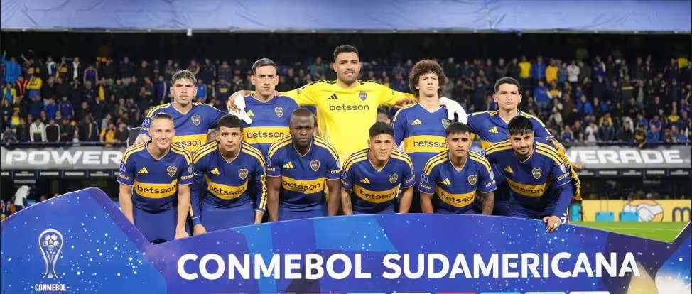 Los titulares de Boca posan para la foto en La Bombonera detrás del cartel de la CONMEBOL Sudamericana, antes de la ida de la semifinal ante Vasco da Gama; foto de archivo del martes 13 de octubre (foto: prensa Boca Juniors)
