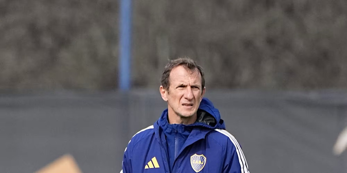 Rodolfo Arruabarrena, entrenador de Boca, durante un entrenamiento con campera del club