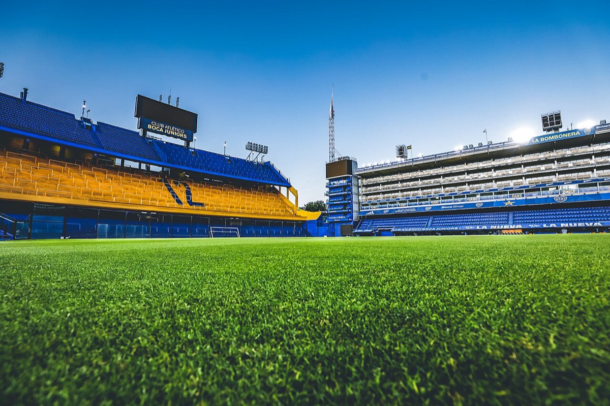 Las tribunas azules y amarillas de La Bombonera vistas a ras del césped en un día despejado; foto de archivo de 2022 (foto: Ministerio de Cultura de la Nación, Wikimedia Commons, licencia CC BY-SA 2.0)