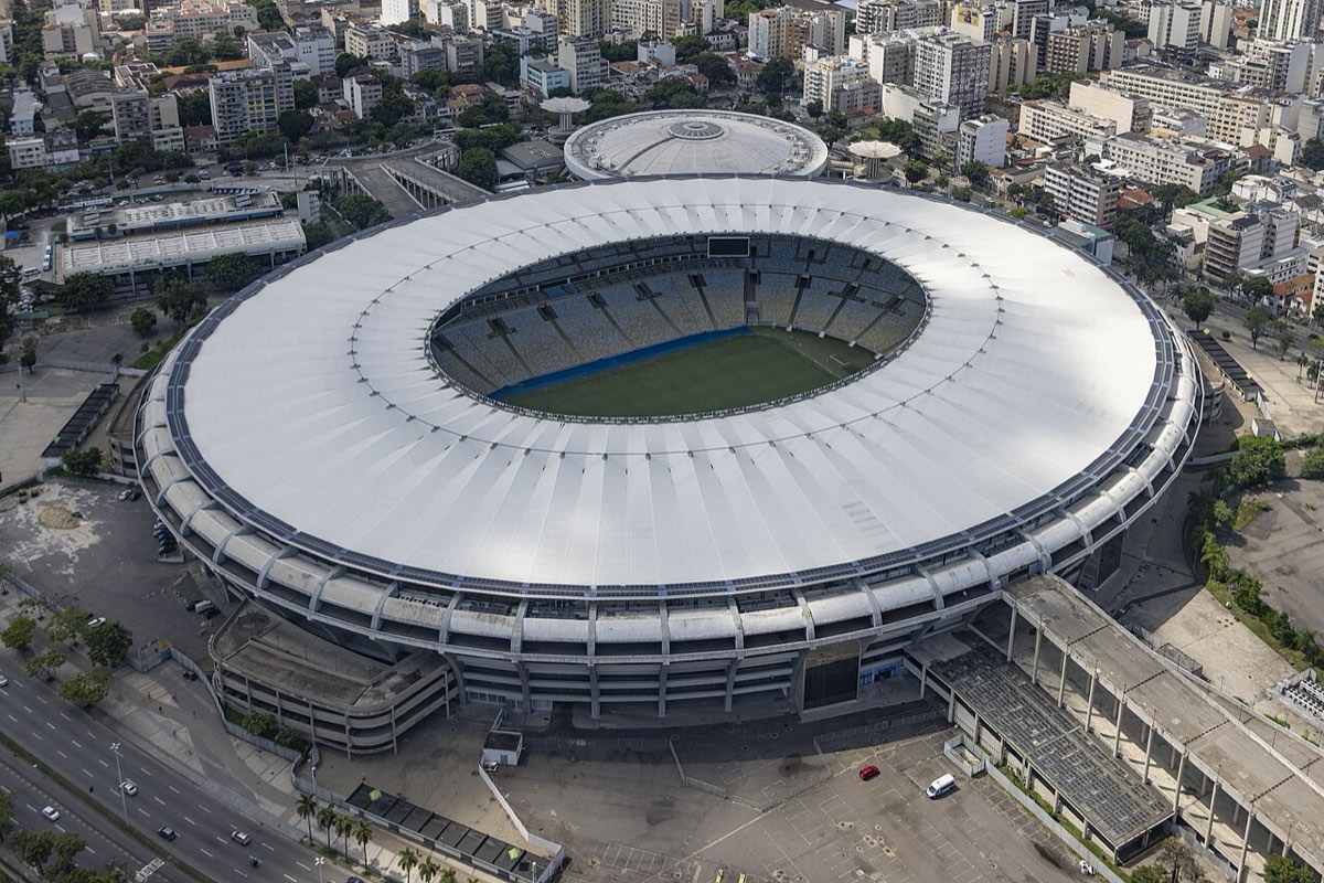Vista aérea del estadio Maracaná de Río de Janeiro, con su techo blanco que rodea las tribunas azules y el campo de juego; foto de archivo de febrero de 2022 (foto: Arne Müseler, Wikimedia Commons, licencia CC BY-SA 3.0 DE)