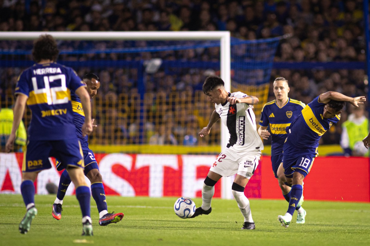 Facundo Herrera, con el número 42 de Boca, y otros jugadores del Xeneize presionan a un volante de Vasco da Gama frente al arco en La Bombonera, durante la ida de la semifinal de la Copa Sudamericana (foto: Matheus Lima/Vasco)