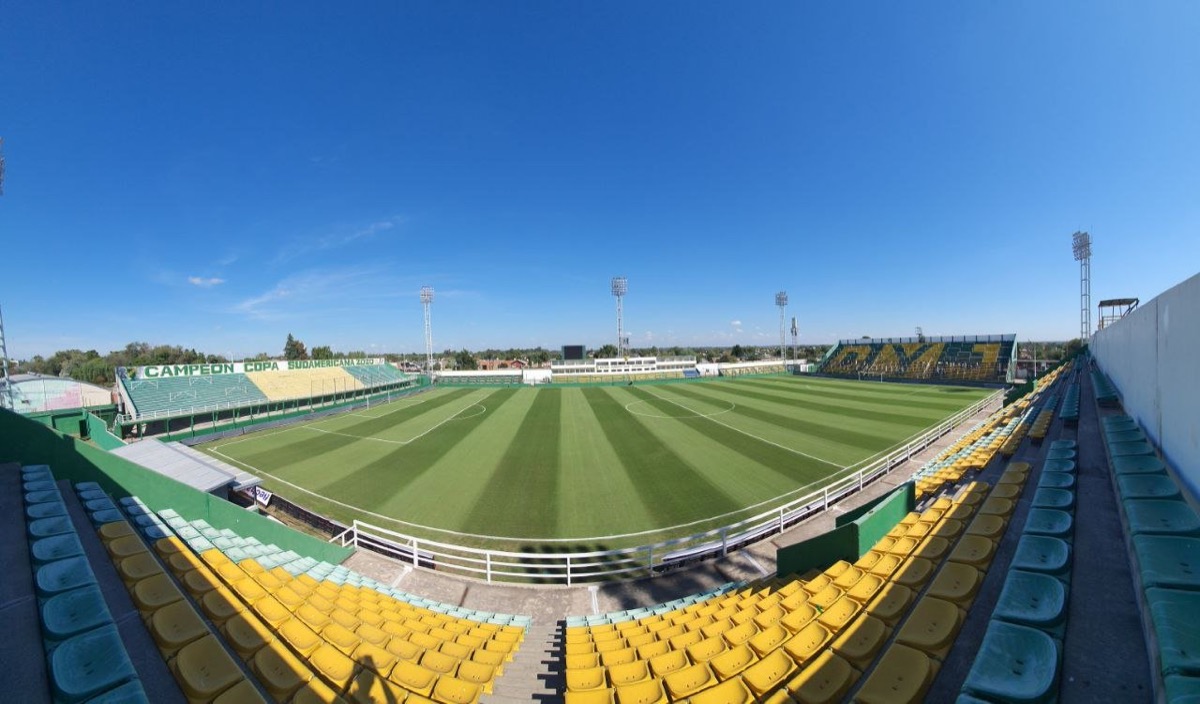 Vista panorámica del estadio Norberto Tito Tomaghello, la cancha de Defensa y Justicia en Florencio Varela, con sus tribunas verdes y amarillas