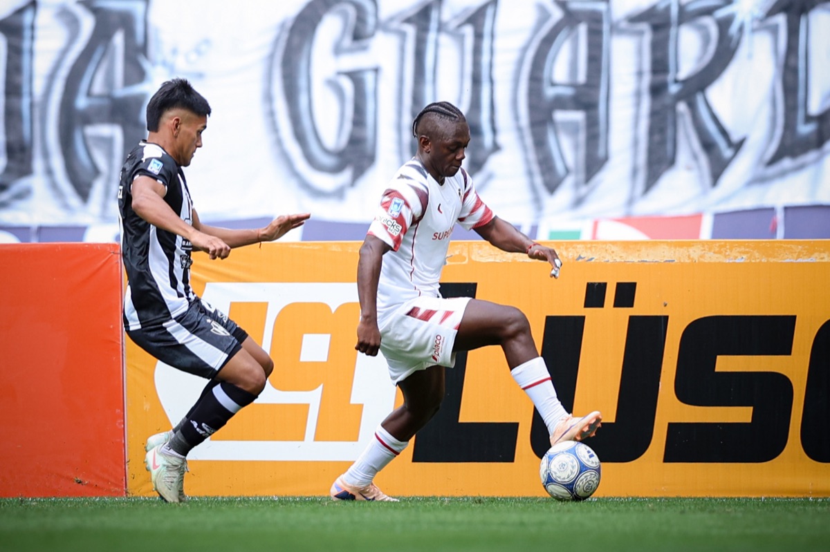 Un jugador de Estudiantes, con la camiseta blanca alternativa de vivos rojos, controla la pelota ante la marca de un futbolista de Central Córdoba en el estadio Madre de Ciudades de Santiago del Estero, el sábado 10 de octubre (foto: prensa oficial de Estudiantes de La Plata)