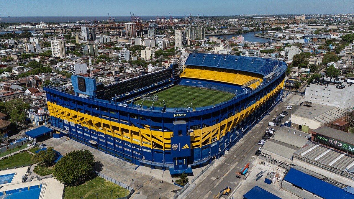 Vista aérea de la Bombonera, con sus tribunas azules y amarillas y el barrio de La Boca alrededor; foto de archivo de octubre de 2025 (foto: ProtoplasmaKid, Wikimedia Commons, licencia CC BY-SA 4.0)