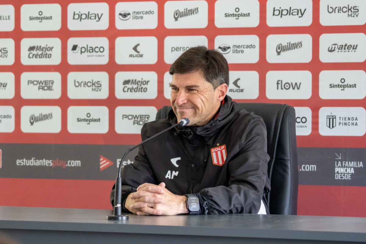 Alexander Medina, entrenador de Estudiantes, con campera negra del club, sonríe en la conferencia de prensa del martes 20 de octubre en el Country Club de City Bell, antes de viajar a Río de Janeiro (foto: prensa Estudiantes de La Plata)