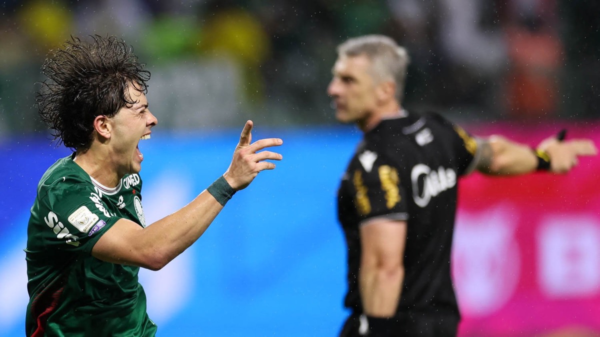 El argentino Agustín Giay, con la camiseta verde del Palmeiras, grita con el brazo extendido en la goleada 4-1 a Corinthians en el Nubank Parque (foto: Cesar Greco / Palmeiras)