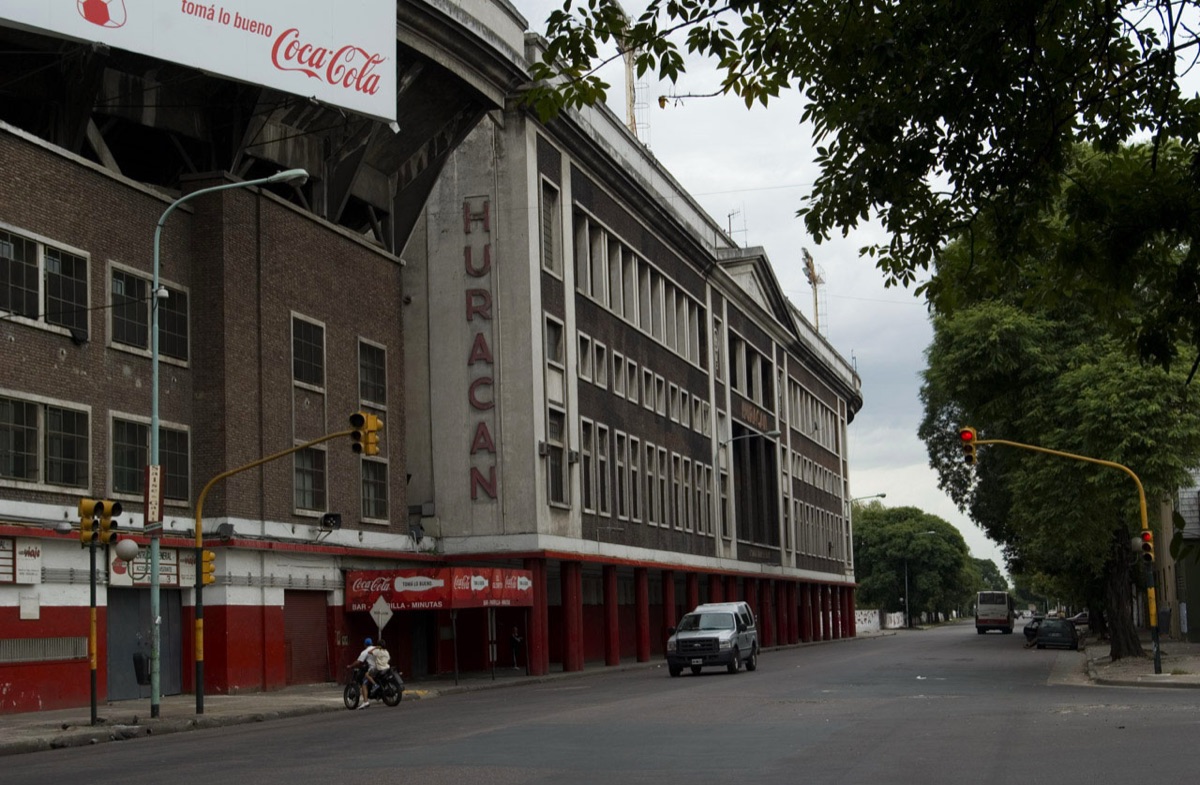 Fachada del estadio Tomás Adolfo Ducó sobre la avenida Amancio Alcorta, en Parque Patricios (foto de archivo: Dan DeLuca, Wikimedia Commons, CC BY 2.0)