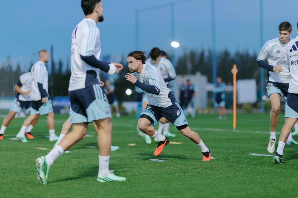 Un jugador de la Selección Argentina hace un ejercicio de movilidad entre sus compañeros en un entrenamiento en el predio de Ezeiza (foto oficial de la AFA)