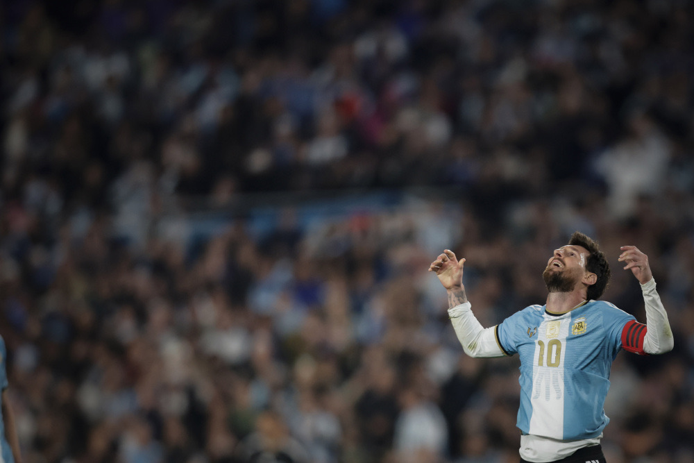 Lionel Messi, con la camiseta 10 y la cinta de capitán, mira hacia el cielo con los brazos abiertos ante las tribunas llenas del Monumental en su último partido con la Selección Argentina, ante Benín (foto: prensa oficial de la AFA)