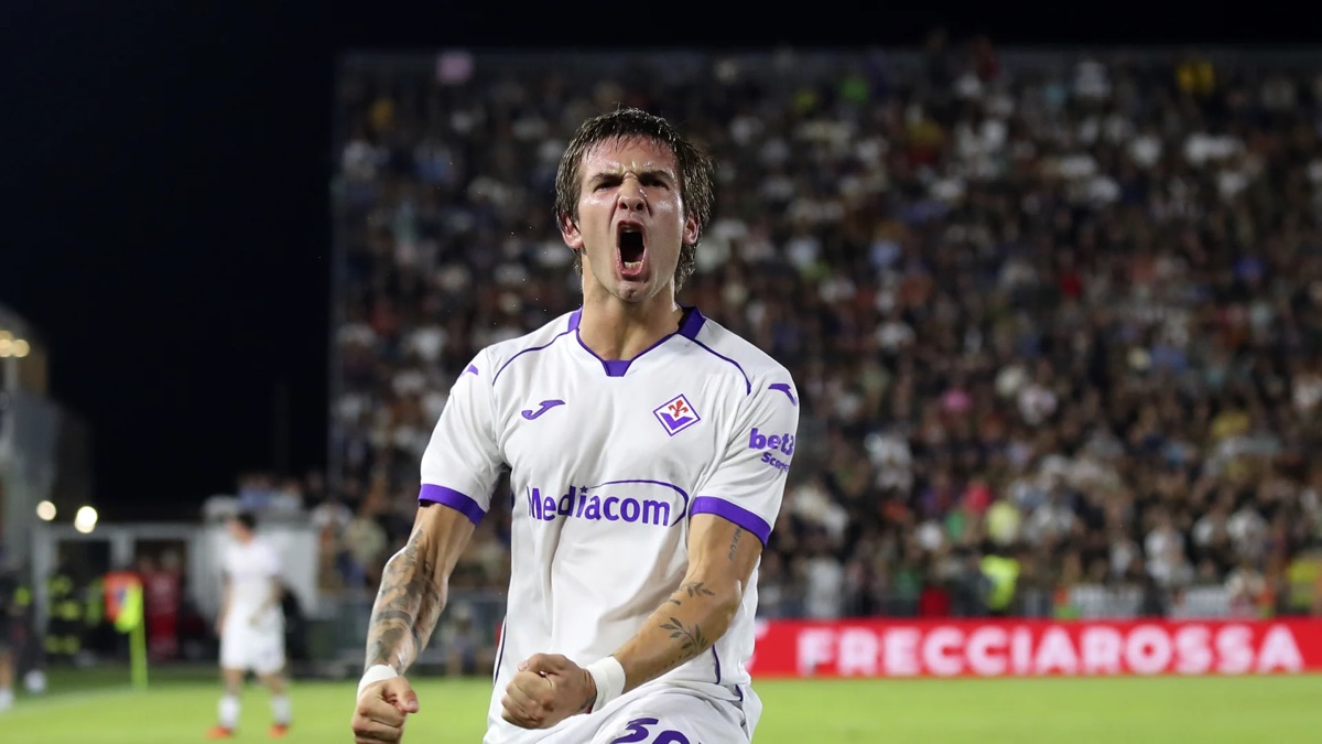 Franco Mastantuono grita un gol con la camiseta blanca de la Fiorentina en el 4-2 al Venezia