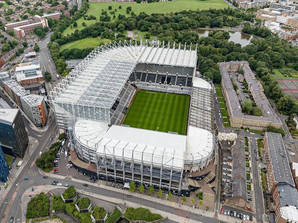 Vista aérea de St James' Park, el estadio de Newcastle United, con la tribuna alta y el parque detrás; foto de archivo de agosto de 2023 (foto: Arne Müseler, Wikimedia Commons, licencia CC BY-SA 3.0 DE)