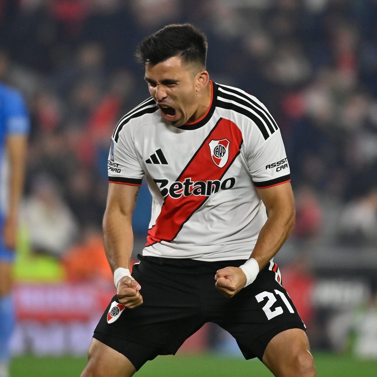 Marcos Acuña grita con los puños cerrados el gol de River ante Estudiantes de Río Cuarto en el Monumental, con la camiseta blanca de la banda roja y el número 21 (foto: prensa River Plate)
