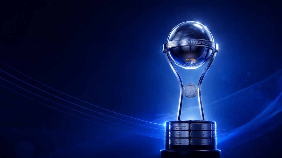 El trofeo de la CONMEBOL Sudamericana iluminado sobre un fondo azul
